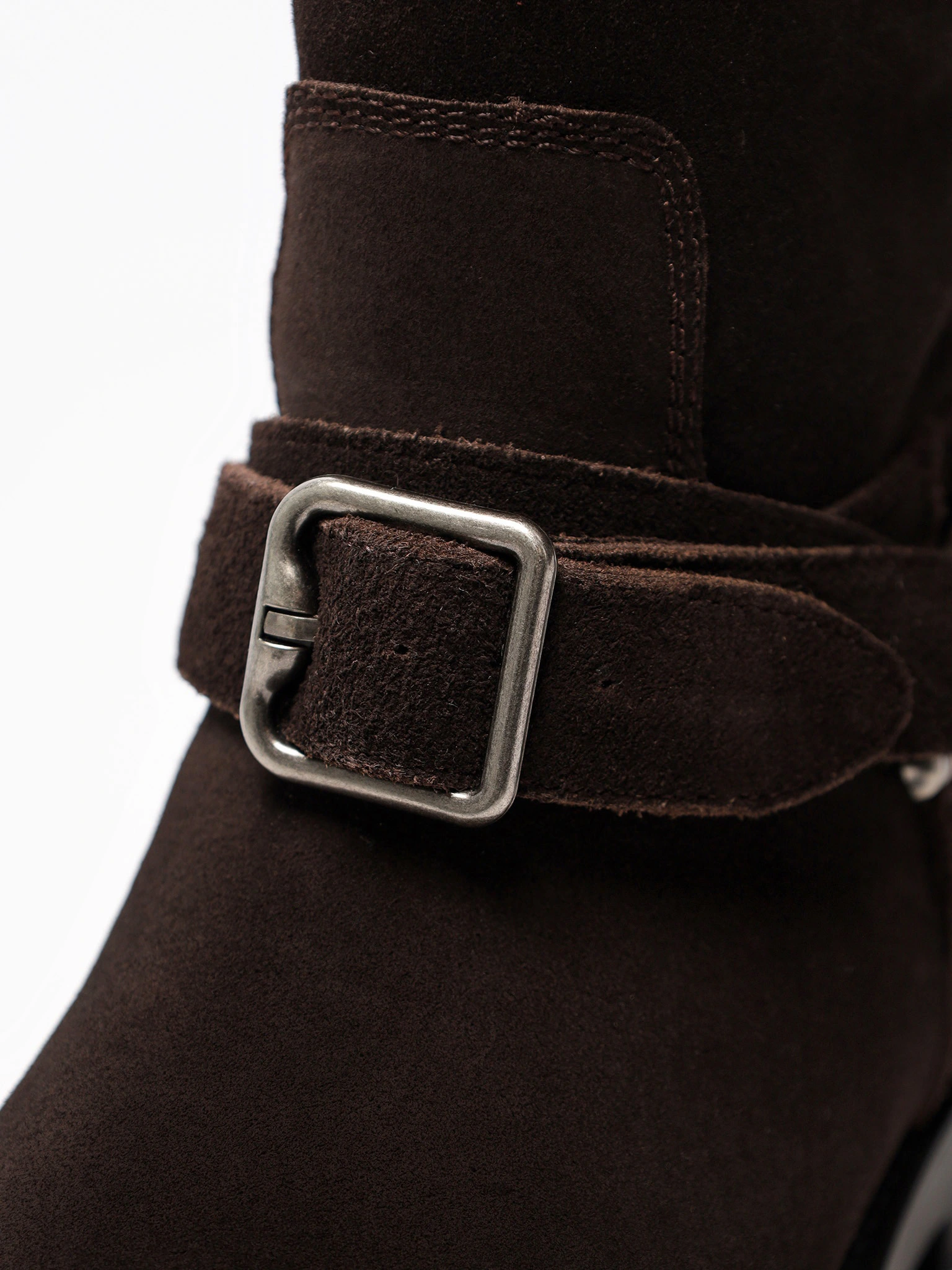 Ботинки темно-коричневого цвета на среднем каблуке